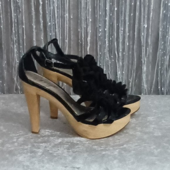 FERGIE HENNY BLACK RUFFLED T STRAP WOOD PLATFORM HEELS - Picture 3 of 6